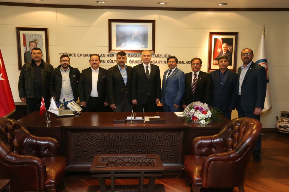 Denizli Afyonkarahisarlılar Derneği Başkanı Raşit Özdemir ve yönetim kurulu üyeleri, Denizli Büyükşehir Belediye Başkanı Osman Zolan’ı ziyaret etti. 