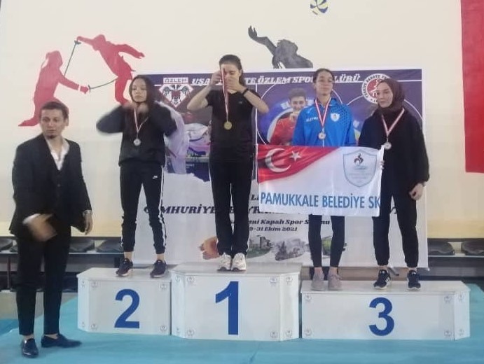 Pamukkale Belediyespor’un karate branşındaki sporcuları Uşak’ta yapılan “İller Arası Cumhuriyet Bayramı Karate Turnuvası”ndan 2 madalya ile döndü.