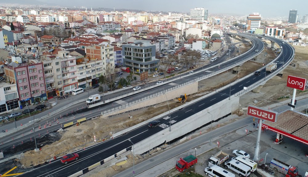 Denizli Büyükşehir Belediyesinin tamamlama aşamasına getirdiği Üçgen Köprülü Kavşakları projesinde İzmir-Antalya ve Ankara-Antalya gidiş istikametinin trafiğe açılmasının ardından Antalya-İzmir istikameti de trafiğe açıldı.
