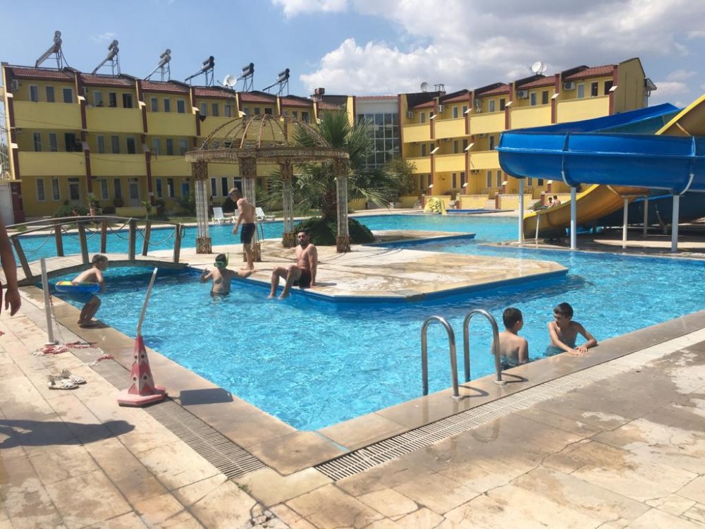 Organize Sanayi Bölgesi yolu üzerinde Pınarkent’te hizmet veren Aqua Garden Otel, konaklama ve düğün salonu imkanı dışında eğlence dünyası ile sıcak yaz günlerinin değişmez adresi olmaya aday. 