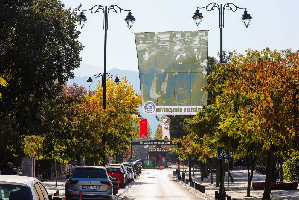 Denizli Büyükşehir Belediyesi, Cumhuriyet'in kuruluşunun 99. yıldönümünde şehri bayrak ve Atatürk posterleri ile donattı. Denizli’de 29 Ekim coşkusunun doyasıya yaşanacağı Cumhuriyet Bayramı kutlamaları, Cumhuriyet Yürüyüşü ve dev konserlerle taçlanacak.