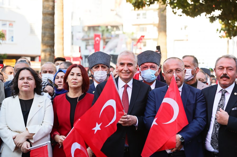 Cumhuriyet'in kuruluşunun 98. yıldönümü dolayısıyla Denizli Valiliği ve Büyükşehir Belediyesinin düzenlediği Atatürk’ün Yolunda Cumhuriyet Yürüyüşü'ne on binlerce Denizlili katıldı. Yürüyüşe katılanlara teşekkür eden Başkan Zolan, 