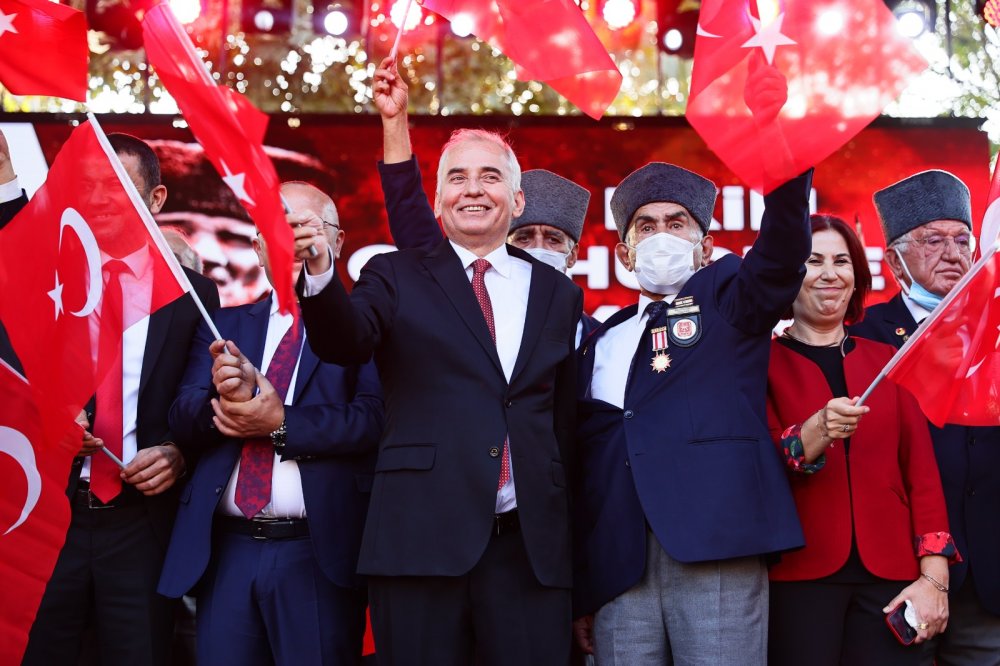 Cumhuriyet'in kuruluşunun 98. yıldönümü dolayısıyla Denizli Valiliği ve Büyükşehir Belediyesinin düzenlediği Atatürk’ün Yolunda Cumhuriyet Yürüyüşü'ne on binlerce Denizlili katıldı. Yürüyüşe katılanlara teşekkür eden Başkan Zolan, 