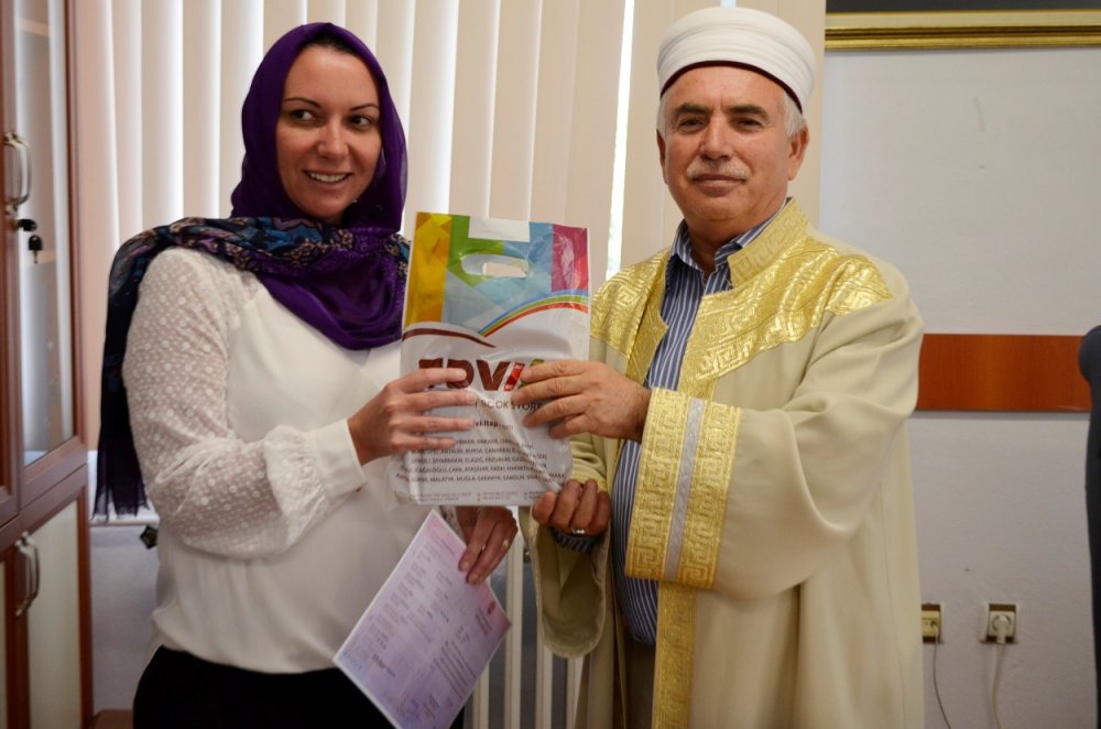 Denizli İl Müftülüğüne müracaat eden Avustralya vatandaşı Sonia Leanne Rowell, Kelime-i Şahadet getirerek Müslüman oldu. Sonia Leanne Rowell, “Müslüman olmak için İslamiyet’i iki yıldan beri araştırıyordum. Bu vesileyle Türkiye’de iki aydır İslamiyet’i yakından inceleme fırsatı buldum. İslamiyet’in diğer inanç mensuplarına gösterdiği saygı ve hoşgörüden dolayı Müslüman olmaya karar verdim” dedi.
