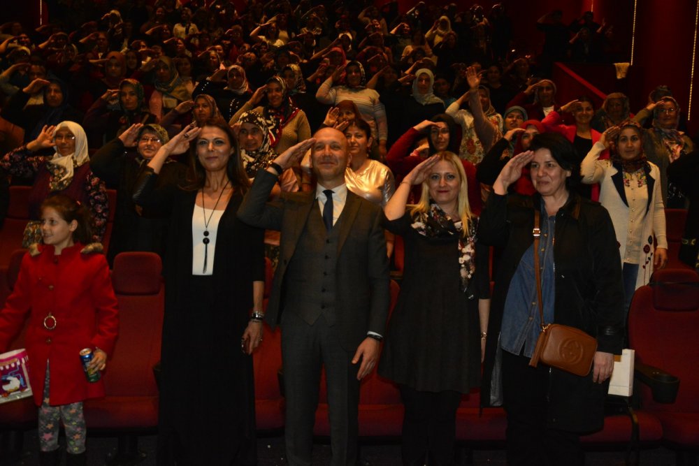 8 Mart gününü Sarayköylü kadınlara ayıran Sarayköy Belediye Başkanı Ahmet Necati Özbaş, ilk olarak belediyede görev yapan kadınların, daha sonra ilçedeki kadın esnafların Dünya Kadınlar Günü’nü kutladı. Gün sonunda ise 800 kadını sinema etkinliğinde buluşturdu. Sinema salonlarını dolduran Sarayköylü kadınlar film öncesi hep birlikte ayağa kalktı, asker selamı vererek Afrin’de görev yapan Mehmetçikleri unutmadı.