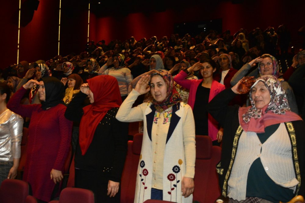 8 Mart gününü Sarayköylü kadınlara ayıran Sarayköy Belediye Başkanı Ahmet Necati Özbaş, ilk olarak belediyede görev yapan kadınların, daha sonra ilçedeki kadın esnafların Dünya Kadınlar Günü’nü kutladı. Gün sonunda ise 800 kadını sinema etkinliğinde buluşturdu. Sinema salonlarını dolduran Sarayköylü kadınlar film öncesi hep birlikte ayağa kalktı, asker selamı vererek Afrin’de görev yapan Mehmetçikleri unutmadı.