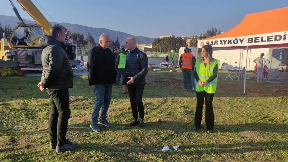 Sarayköy Belediye Başkanı Ahmet Necati Özbaş, depremden en çok etkilenen illerden birisi olan Hatay’a giderek yardım ve koordine çalışmalarına destek verdi. Ekibiyle birlikte çadır kentte mobil mutfak kurdu, ilk yemekleri dağıttı.