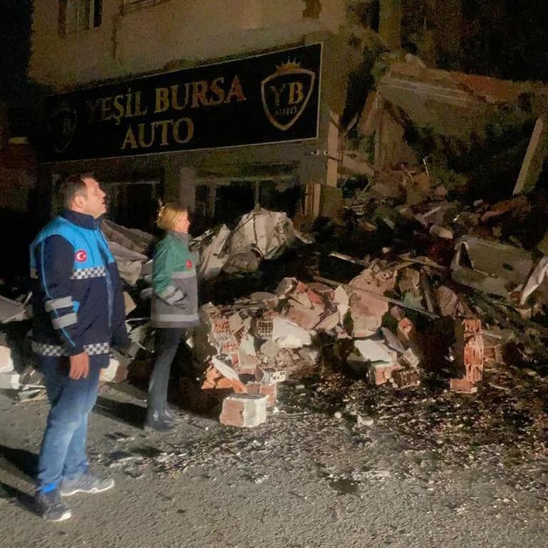 Merkezefendi Belediye Başkanı Şeniz Doğan, yıkımın en şiddetli yaşandığı illerden olan Hatay’ın ardından Gaziantep’teki deprem bölgesine gitti.