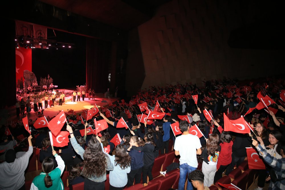 Pamukkale Belediyesi, Cumhuriyetimizin 99. Kuruluş yıl dönümü kutlamaları kapsamında “İşgalden Cumhuriyet’e” adlı oyunu liselilerle buluşturdu.