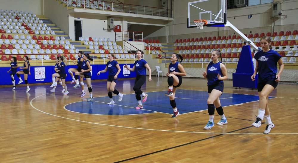 Pamukkale Belediyespor’un kadın voleybol takımı 2022-2023 sezonuna hazır. Sezonun ilk maçında Pazar günü Antalya Megaspor’u konuk edecek olan mavi-beyazlı takım sezon sonunda Play-off’a kalmayı hedefliyor.