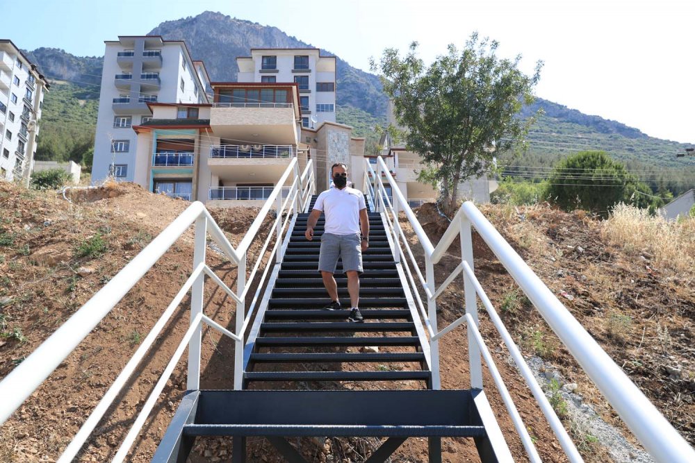 Pamukkale Belediyesi, vatandaşların yaşadığı sıkıntılardan birini daha çözdü. Zeytinköy Mahallesi’nde ulaşım sorunu yaşanan iki sokağa çelik merdivenler yapan Pamukkale Belediyesi, mahalle sakinlerine ulaşım kolaylığı sağladı. Pamukkale Belediye Başkanı Avni Örki, “İlçemizin geleceğine hizmet eden projelerimiz yanı sıra, halkımızın hayatını kolaylaştıran uygulamalara da imza atmaya devam ediyoruz” dedi.