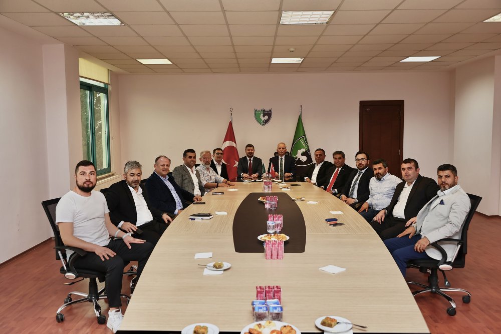 Denizli Büyükşehir Belediye Başkanı Osman Zolan, Altaş Denizlispor Kulübü'nü ziyaret ederek hafta sonu oynanacak Balıkesirspor karşılaşması öncesi başarılar diledi.