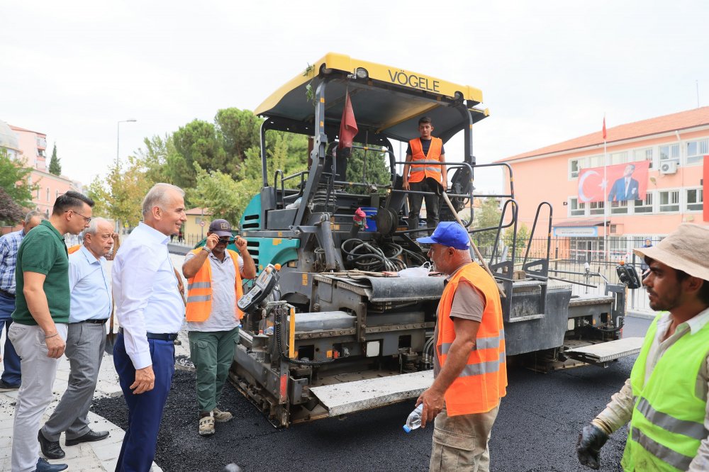 Denizli Büyükşehir Belediye Başkanı Osman Zolan, şehrin önemli arterlerinden biri olan Kayalık Caddesi’nde Denizli Büyükşehir Belediyesi tarafından başlatılan yol yenileme ve asfalt çalışmalarını inceledi.