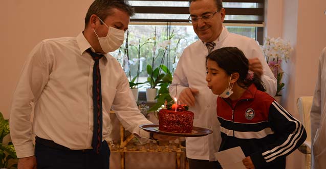 10 Yaş doğum gününü PAÜ Hastanesinde kutlayan Cennet Ela Duran mutluluğunu giydiği doktor önlüğü ile ikiye katladı.