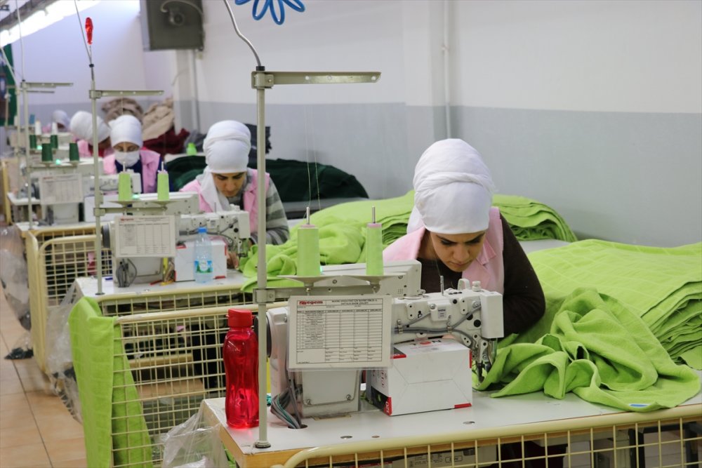 Kadın istihdam oranında Türkiye ortalamasının üzerinde yer alan Denizli'de tekstil sektöründe çalışanların yüzde 50'sini kadınlar oluşturuyor. Denizli Sanayi Odası Başkanı Müjdat Keçeci, tekstil sektöründe elde ettikleri başarının temelinde kadın emeğinin bulunduğunu belirtti.