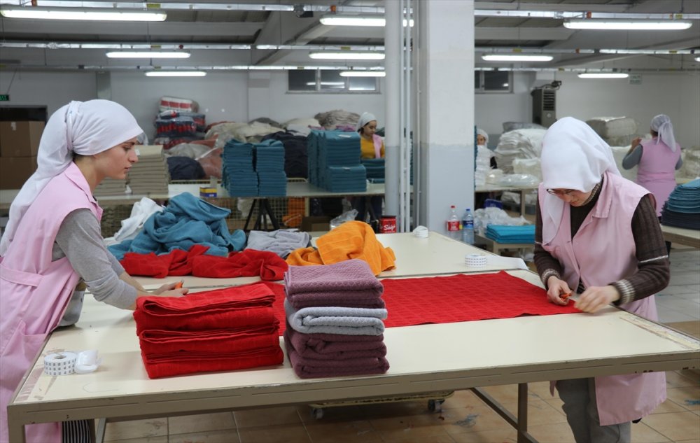 Kadın istihdam oranında Türkiye ortalamasının üzerinde yer alan Denizli'de tekstil sektöründe çalışanların yüzde 50'sini kadınlar oluşturuyor. Denizli Sanayi Odası Başkanı Müjdat Keçeci, tekstil sektöründe elde ettikleri başarının temelinde kadın emeğinin bulunduğunu belirtti.