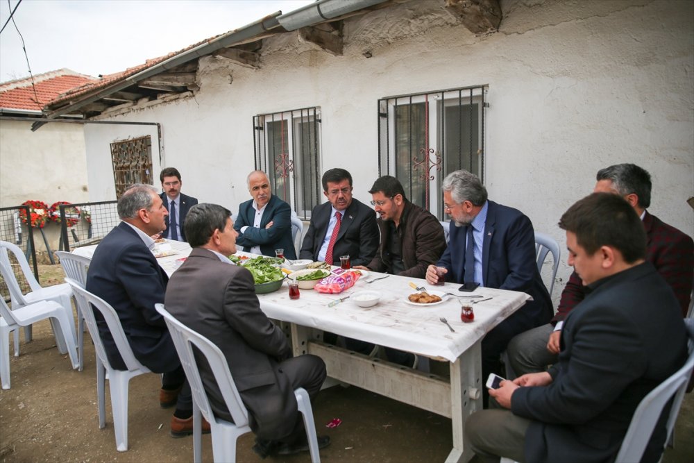 Ekonomi Bakanı Nihat Zeybekci, babası Muhammed Karadağ'ı toprağa veren Borsa İstanbul Yönetim Kurulu Başkanı Himmet Karadağ'ın Denizli'deki ailesine taziye ziyaretinde bulundu.