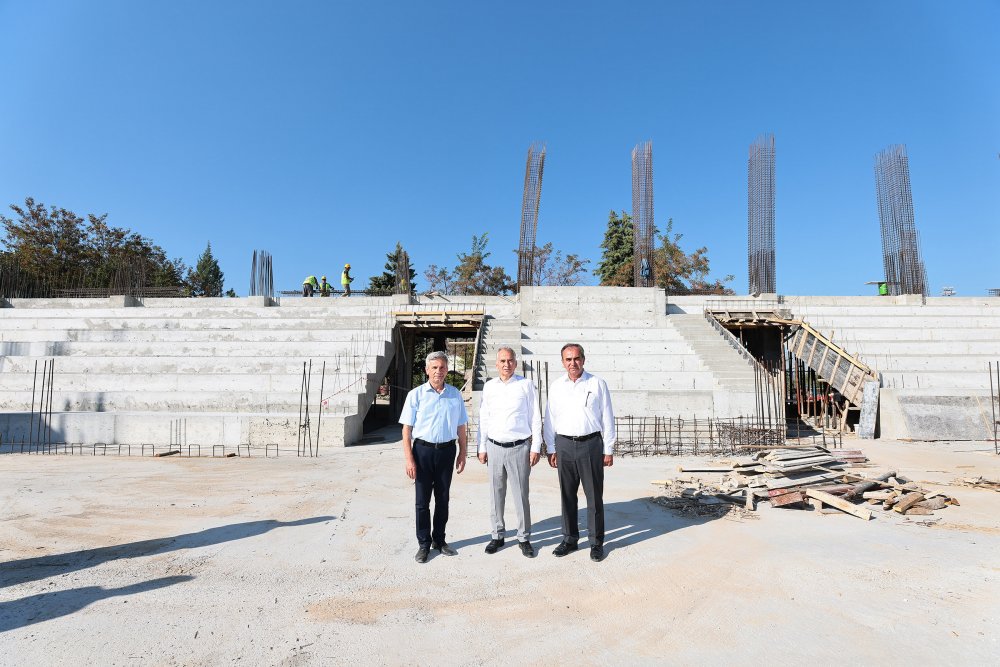 Denizli Büyükşehir Belediye Başkanı Osman Zolan, Acıpayam Kapalı Spor Salonu inşaatında incelemede bulundu. Eski tesisin 2019’daki depremin ardından kullanılamaz hale geldiğini anlatan Başkan Zolan, yeni spor salonunun Nisan 2023’de tamamlanacağını müjdeledi.