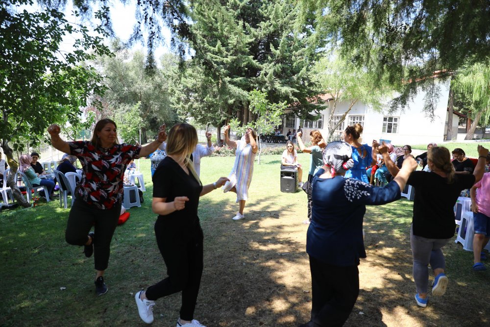 Denizli Büyükşehir Belediyesi Kent Konseyi tarafından hayata geçirilen Benim Mahallem Projesi kapsamında geleneksel olarak düzenlenen Cankurtaran Yaz Kampı’nda bir araya gelen kadınlar harmandalı oynayarak eğlendi.