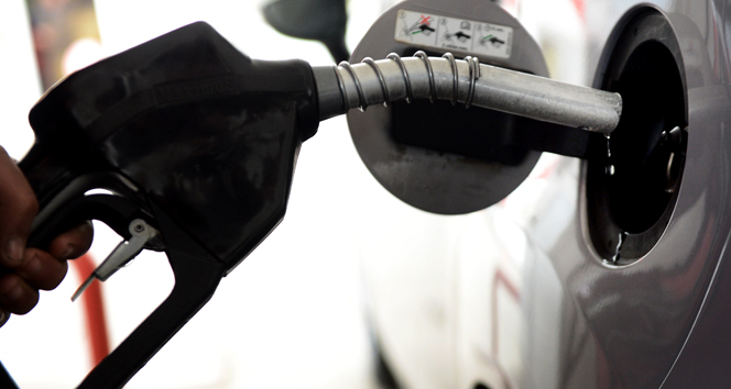 Dolar kurunun rekor kırmasının ardından benzine 44 kuruşluk zam kararı alındı. Benzin zammı 25 Ekim Pazartesi gecesi yürürlüğe girecek.