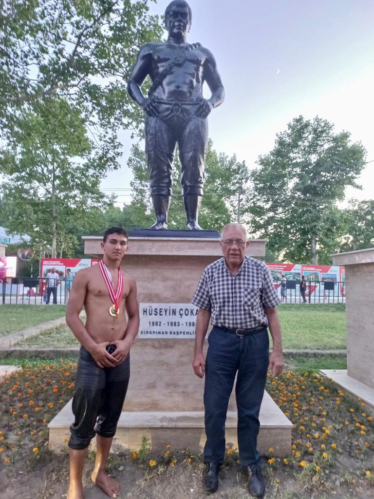 Pamukkale Belediyesporlu Beytullah Sarı, 661. Tarihi Kırkpınar Yağlı Güreşleri’nde tozkoparan boyunda 198 sporcu arasında birinci olarak altın madalya kazandı. 14 yaşındaki sporcu bu sezonki 9. Birinciliğini elde etmeyi başardı.