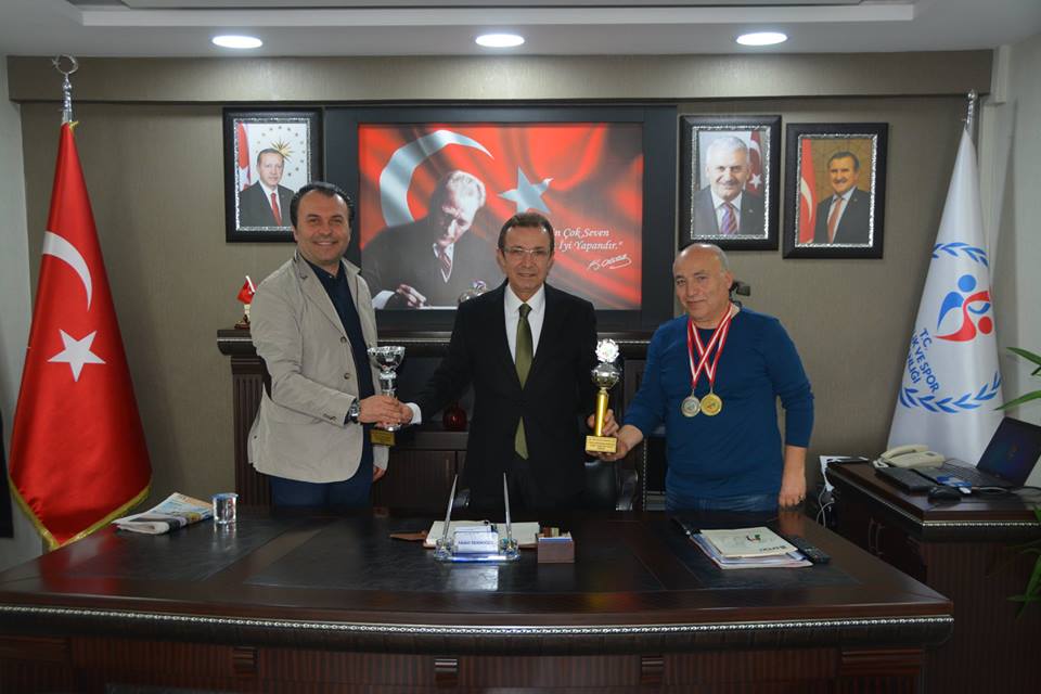 Antalya'da düzenlenen 3 Bant Veteranlar Türkiye Şampiyonası'nda altın madalya kazanan Denizlili Bilardocu Serdar Gümüş, hedeflerini Gençlik Hizmetleri ve Spor İl Müdürü Ahmet İbanoğlu'na anlattı.