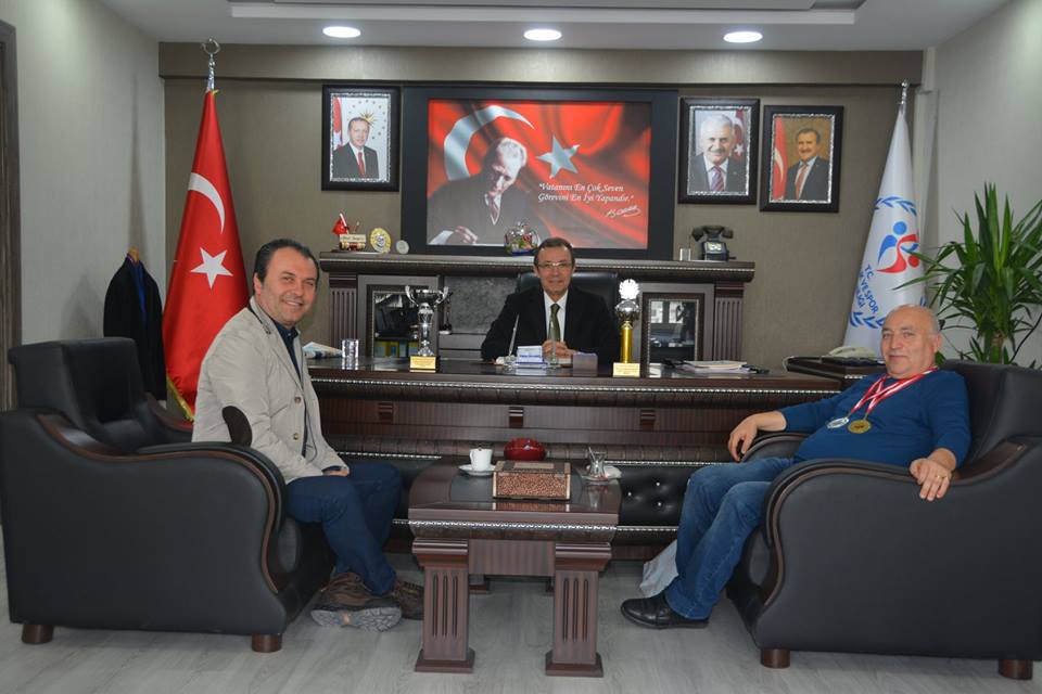 Antalya'da düzenlenen 3 Bant Veteranlar Türkiye Şampiyonası'nda altın madalya kazanan Denizlili Bilardocu Serdar Gümüş, hedeflerini Gençlik Hizmetleri ve Spor İl Müdürü Ahmet İbanoğlu'na anlattı.