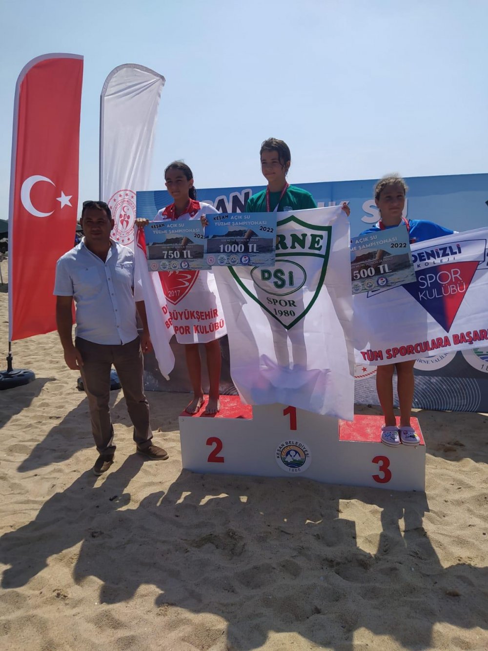 Denizli Büyükşehir Belediyespor Yüzme Takımı, Edirne’de düzenlenen Açık Su Yüzme Şampiyonası’nda 3 altın, 1 gümüş, 1 bronz madalya alarak başarılarına bir başarı daha ekledi.