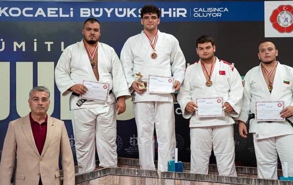 Denizli Büyükşehir Belediyesporlu sporcusu Mehmet Ali Akıncı, Ümitler Balkan Judo Şampiyonası’nda ay yıldızlı forma ile Balkan 3’lüğü kazandı.