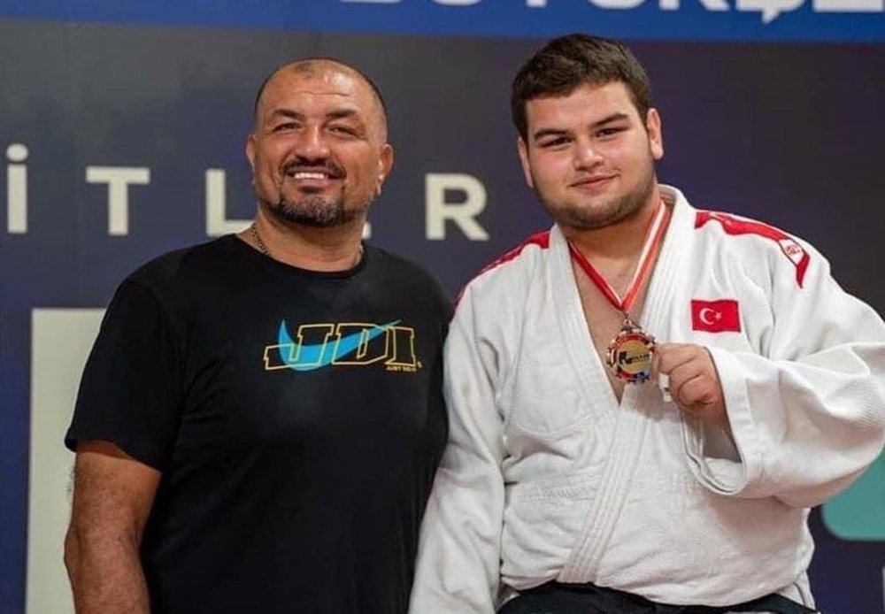 Denizli Büyükşehir Belediyesporlu sporcusu Mehmet Ali Akıncı, Ümitler Balkan Judo Şampiyonası’nda ay yıldızlı forma ile Balkan 3’lüğü kazandı.