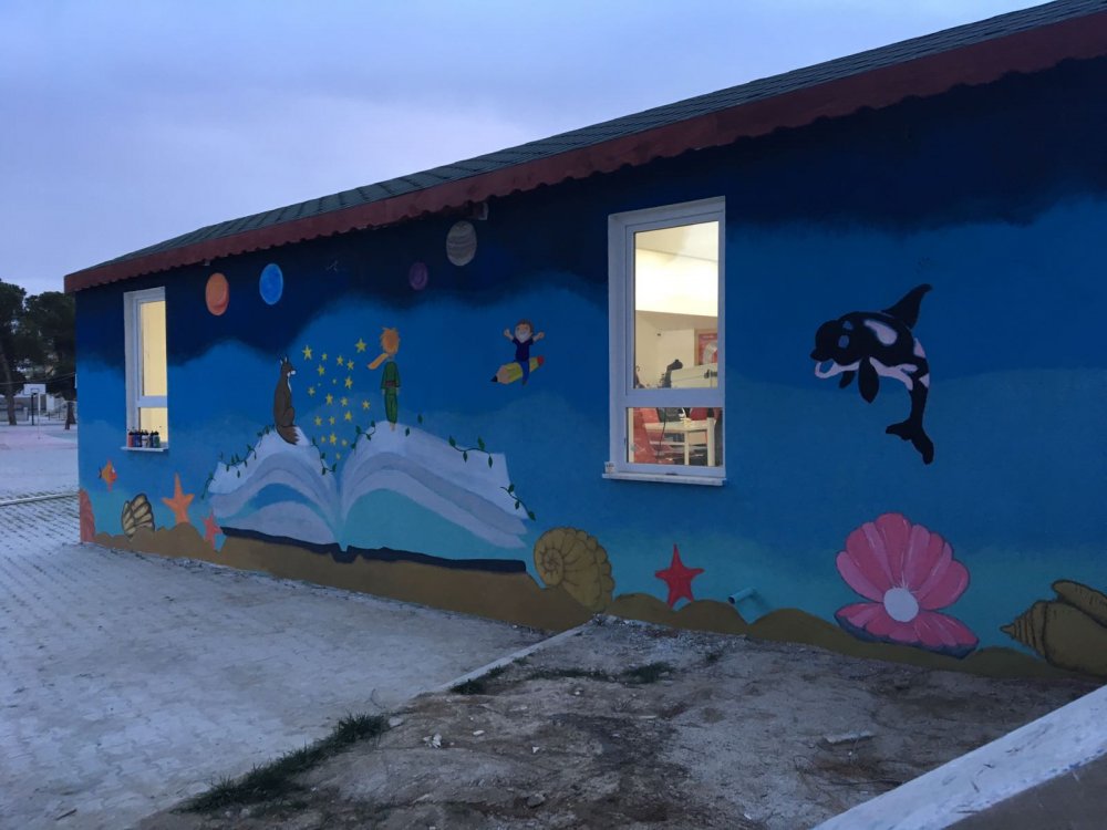 Pamukkale Üniversitesi Güzel Sanatlar Topluluğu öğrencileri, Bozkurt ilçesi Bozkurt Ortaokulunun resim atölyesinin duvarlarına boyama ve grafiti çalışması yaptı.