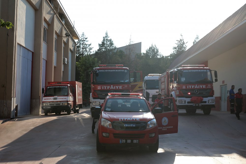 Denizli Büyükşehir Belediyesi İtfaiyesi Muğla’nın Datça ilçesinde çıkan orman yangını söndürme faaliyetlerine destek olmak için 5 araç ve 11 personel ile yola çıktı.