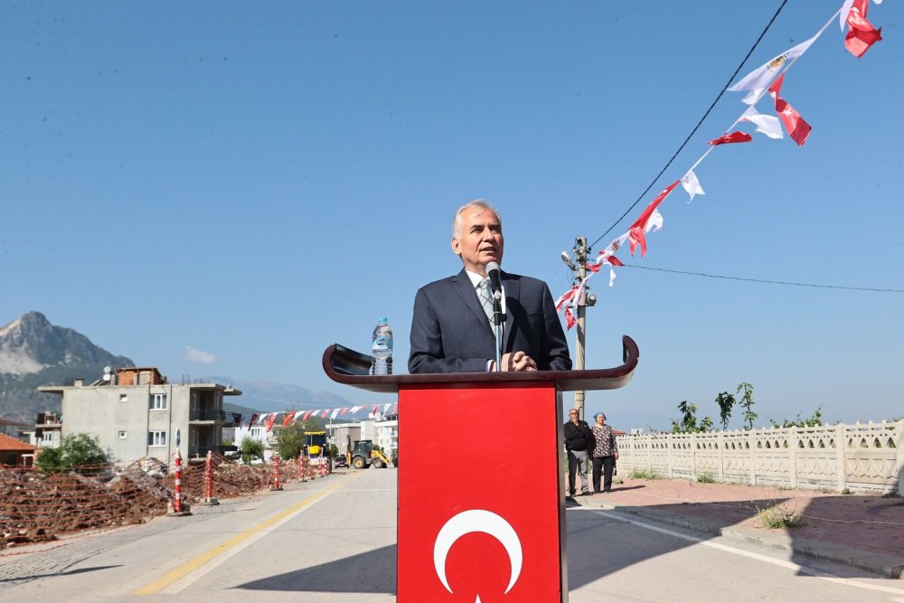 Denizli Büyükşehir Belediye Başkanı Osman Zolan, Honaz ilçesinin Kaklık Mahallesi’nde başlayan doğalgaz hattı döşeme çalışmalarını inceledi. 
