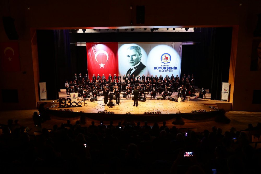 Denizli Büyükşehir Belediyesi, Büyük Önder Gazi Mustafa Kemal Atatürk'ün aramızdan ayrılışının 83. yıldönümü dolayısıyla anma programı düzenledi. Programda Denizli Büyükşehir Belediye Konservatuarı Türk Sanat Müziği Korosu Atatürk’ün sevdiği şarkıları seslendirdi. 