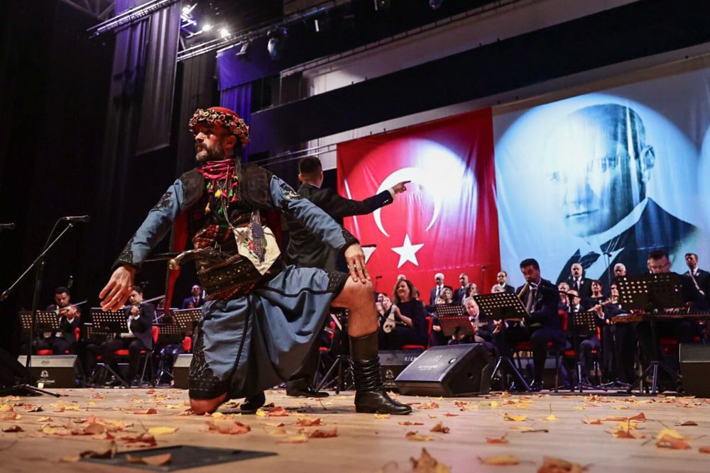 Denizli Büyükşehir Belediyesi, Büyük Önder Gazi Mustafa Kemal Atatürk'ün aramızdan ayrılışının 83. yıldönümü dolayısıyla anma programı düzenledi. Programda Denizli Büyükşehir Belediye Konservatuarı Türk Sanat Müziği Korosu Atatürk’ün sevdiği şarkıları seslendirdi. 