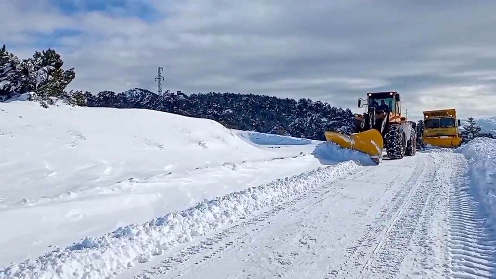 Denizli Büyükşehir Belediyesi ekipleri 5 ilçenin yüksek kesimlerinde, sabaha karşı etkili olmaya başlayan kar yağışıyla mücadele ediyor. 