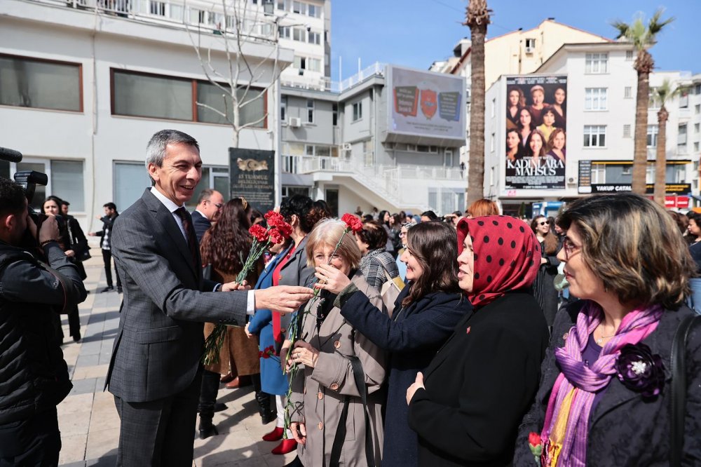 Denizlili kadınlar, 8 Mart Dünya Kadınlar Günü’nde Büyükşehir Belediyesi Kent Konseyi Kadın Meclisi'nin düzenlediği anma programında bir araya geldi. Atatürk Anıtı'na çelenk bırakan kadınlar, depremde hayatını kaybeden kadınları da dualarla yad etti.