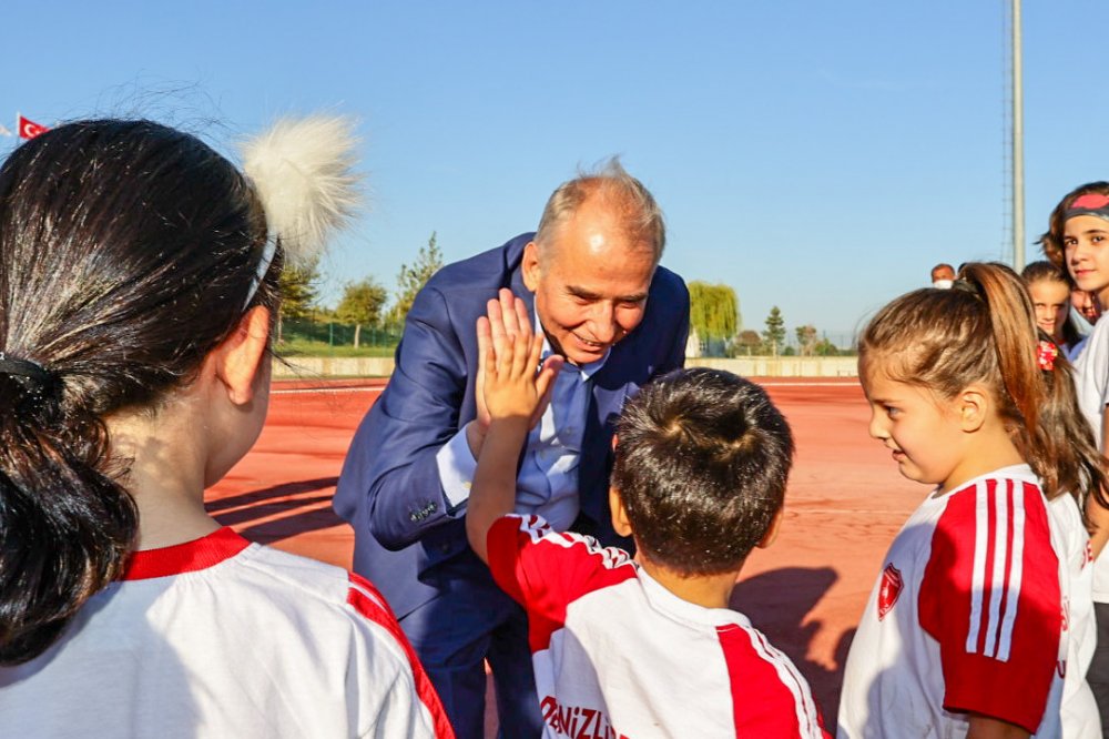 Avrupa Hareketlilik Haftası etkinlikleri dolayısıyla Denizli Büyükşehir Belediyesi bünyesindeki sporcu ve kursiyerler ile bir araya gelen Başkan Osman Zolan, tüm hemşehrilerini spor yapmaya davet etti.