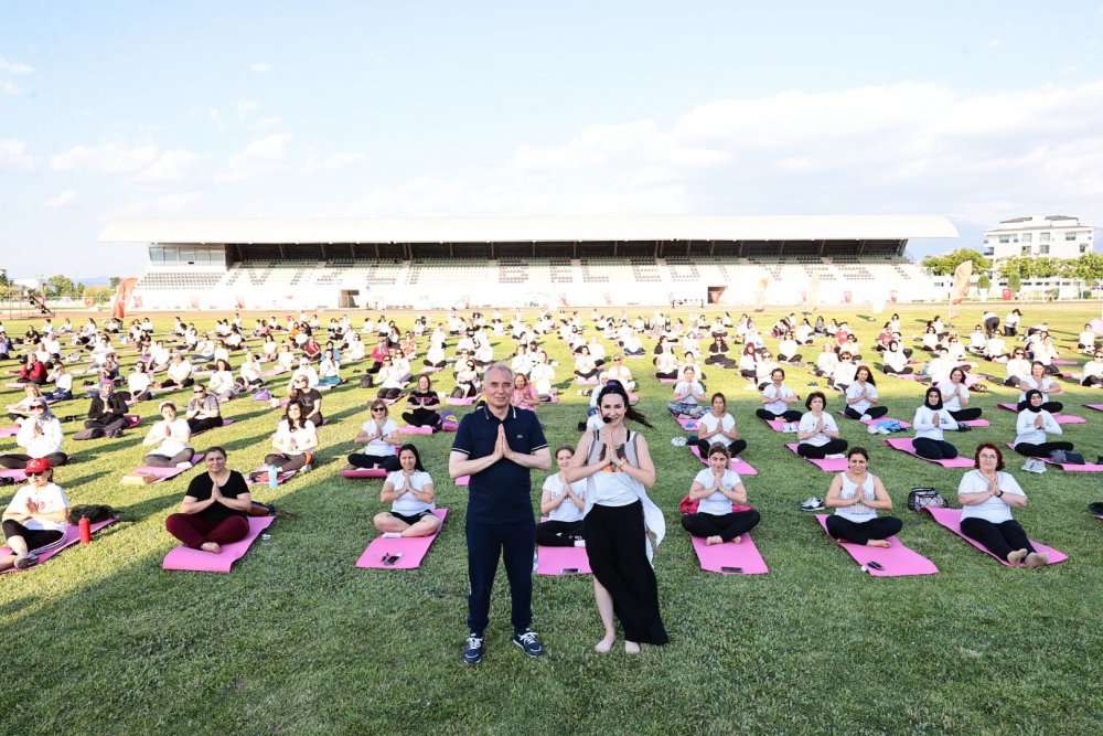 Denizli Büyükşehir Belediyesinin yoga kurslarına katılan 500 dolayında kadın 21 Haziran Dünya Yoga Günü’nde yoga yaptı. Yoga yapan kadınlarla bir araya gelen Başkan Osman Zolan, Büyükşehir Belediyesinin kadınların her zaman yanında olduğunu ifade ederek, “Siz isteyin, bizler yerine getirelim
