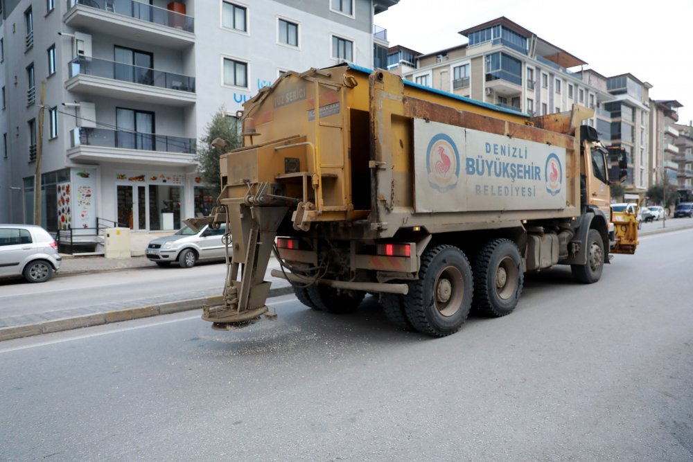 Denizli’de dün etkisini gösteren kar yağışıyla gün boyu mücadele eden Büyükşehir Belediyesi ekipleri kent genelindeki tüm yolları açık tuttu. 