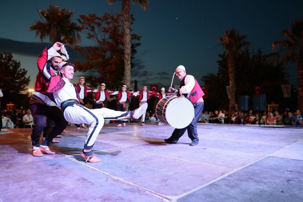 Denizli Büyükşehir Belediyesinin bu yıl 16.'sı düzenlediği Uluslararası Halk Dansları Festivali, ikinci gününde de yoğun ilgi gördü. Binlerce Denizlili, Adalet ve İncilipınar Parkı'nda düzenlenen gösterilere akın etti.