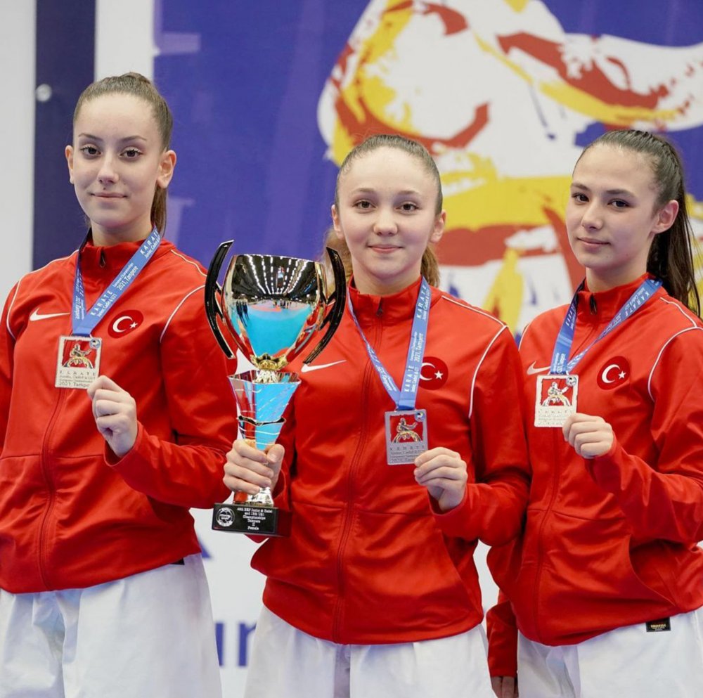 Avrupa şampiyonluğu kazanan Damla Su Türemen'in ardından Denizli Büyükşehir Belediyespor Karate Takımı sporcuları Damla Su Türemen, Peri Koyuncu, Aslı Başak Pehlivan ve antrenör Muhammet Kaya’dan oluşan Genç Kızlar Karate Kata Milli Takımı Avrupa 2'ncisi oldu.