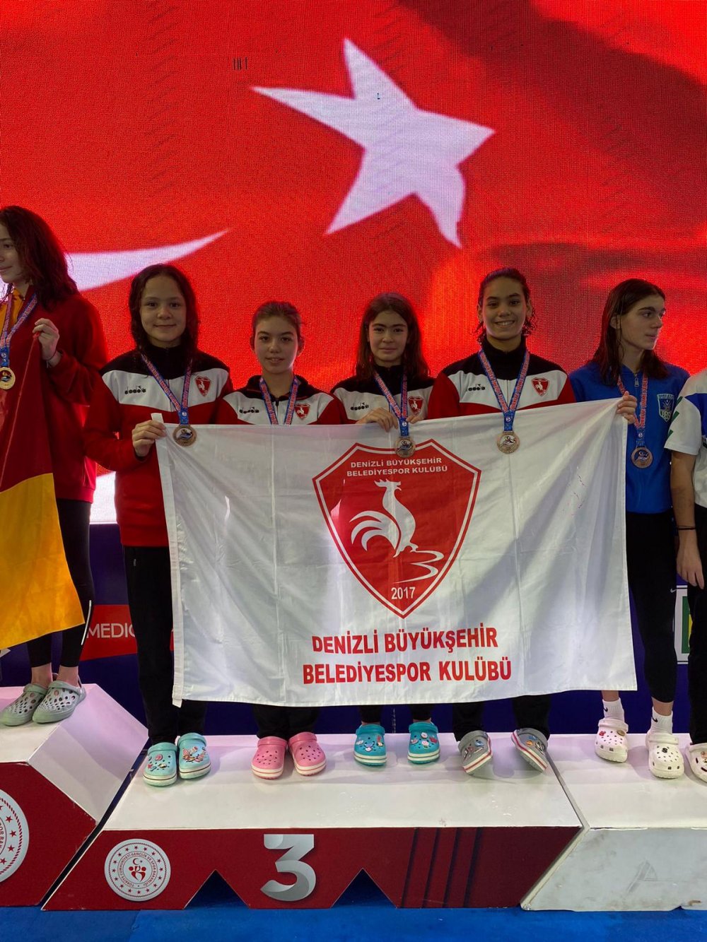 Denizli Büyükşehir Belediyespor Yüzme Takımı sporcusu Deniz Kılınç, Mersin’de düzenlenen 12 Yaş Yüzme Türkiye Şampiyonası’nda 400 metre serbest stilde Türkiye şampiyonu oldu. 7 altın, 6 gümüş ve 21 bronz ile toplamda 34 madalya kazanan bizim çocuklar şampiyonaya bir kez daha damgasını vurdu.