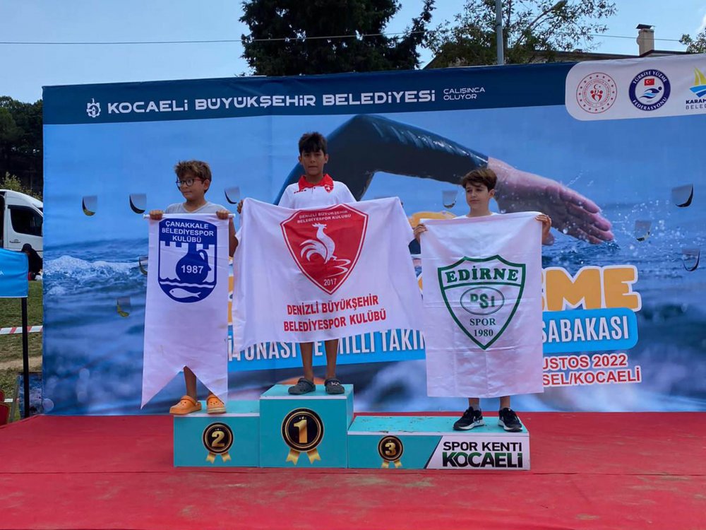 Denizli Büyükşehir Belediyespor Yüzme Takımı sporcusu İbrahim Burhan, Kocaeli’de düzenlenen Açık Su Yüzme Genç Milli Takım Seçmeleri ve Türkiye Şampiyonası’nda 1000 metre serbest 11 yaş kategorisinde Türkiye şampiyonu oldu. 