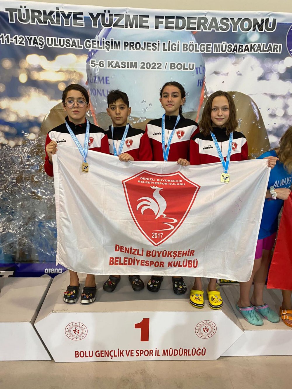 Denizli Büyükşehir Belediyespor Yüzme Takımı, Bolu’da düzenlenen 11-12 Yaş Ulusal Gelişim Projesi Ligi Bölge Şampiyonasına damgasını vurdu. Bayrak Müsabakalarında 12 ayrı müsabakada 9 bölge şampiyonluğu ile 3 bölge üçüncülüğü elde eden küçük sporcular başarıları ile göz kamaştırdı.