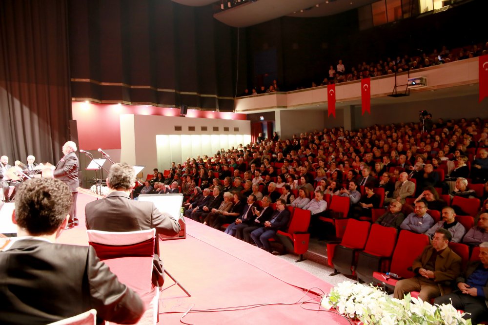 Denizli Büyükşehir Belediyesi Konservatuarı, 9 Eylül Üniversitesi’nin davetlisi olarak gittiği İzmir’de konser verdi. Denizli Büyükşehir Belediyesi Konservatuarı Türk Sanat Müziği Korosu, seslendirdiği eserlerle salonu dolduranlara unutulmaz bir gece yaşattı.