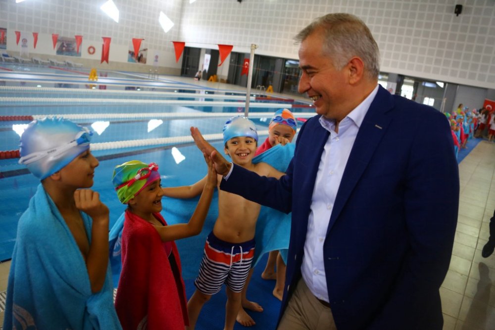 Denizli Büyükşehir Belediye Başkanı Osman Zolan’ın kent merkezi ve 4 ilçede yapılacağını açıkladığı 7 kapalı yüzme havuzundan birisi olan Karahasanlı-Çakmak Kapalı Yüzme Havuzu ve Spor Kompleksi de tamamlandı. Başkan Zolan, “Denizli’de tamamlanan 4. kapalı yüzme havuzumuz oldu. Denizlimize şimdiden hayırlı uğurlu olsun
