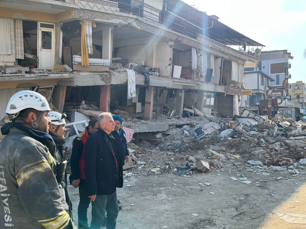 Kahramanmaraş merkezli depremlerin ardından arama kurtarma faaliyetlerine destek olmak için Hatay’da gece gündüz çalışan Denizli Büyükşehir Belediyesi ekipleri bugüne kadar 36 vatandaşı enkazdan sağ olarak kurtarmayı başardı.