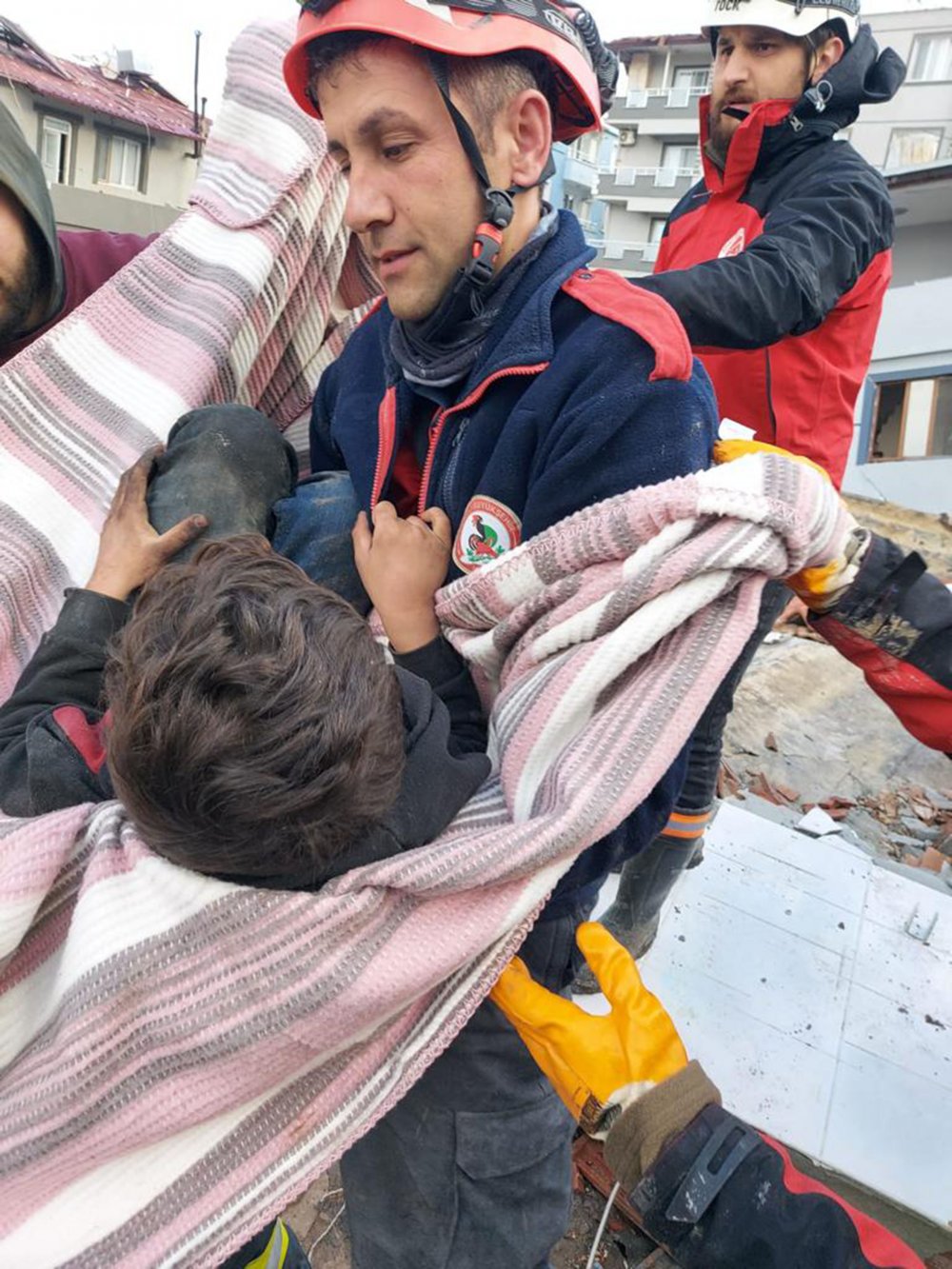 Kahramanmaraş merkezli depremlerin ardından arama kurtarma faaliyetlerine destek olmak için bölgeye giden Denizli Büyükşehir Belediyesi ekipleri Hatay merkezde şu ana dek 27 vatandaşı enkazdan sağ olarak kurtardı.