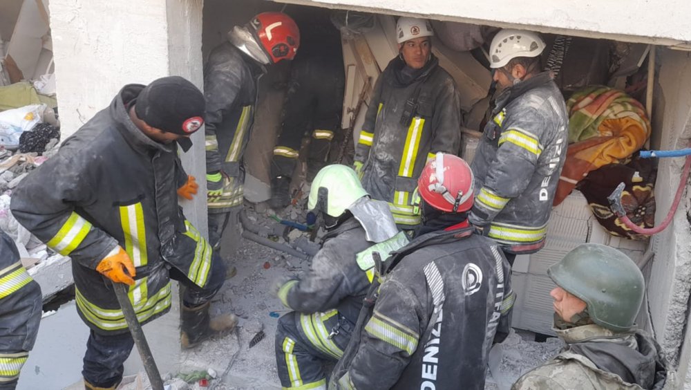 Hatay’da arama kurtarma faaliyetlerine katılan Denizli Büyükşehir Belediyesi ekipleri depremden 56 saat sonra bir binanın enkazından küçük bir kızı yaralı olarak çıkardı.
